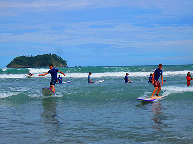 Sprachschüler beim Surfkurs am Strand von Sámara als Teil des Freizeitprogramms der Sprachschule.