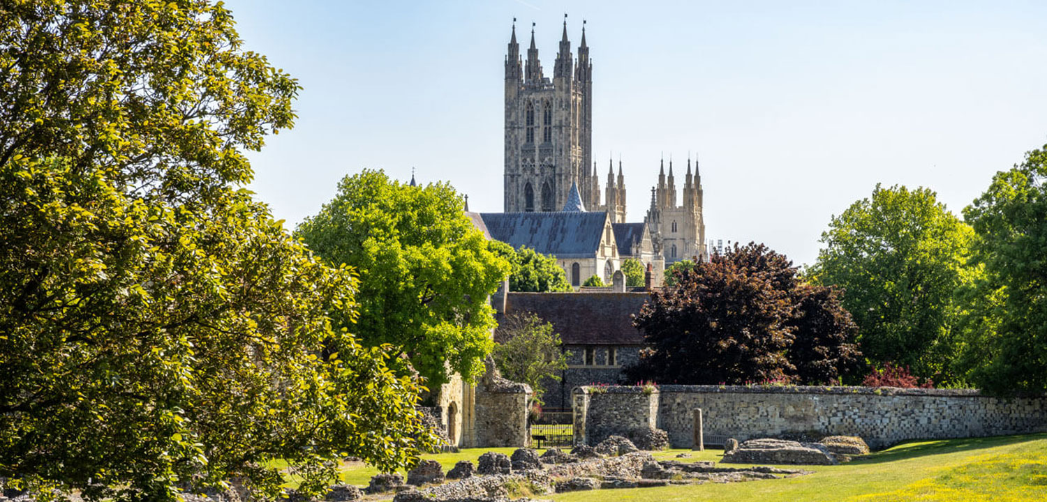 Blick auf die Kathedrale von Canterbury während deiner Englisch Sprachreise, ein historisches Highlight zum Englisch lernen im Ausland