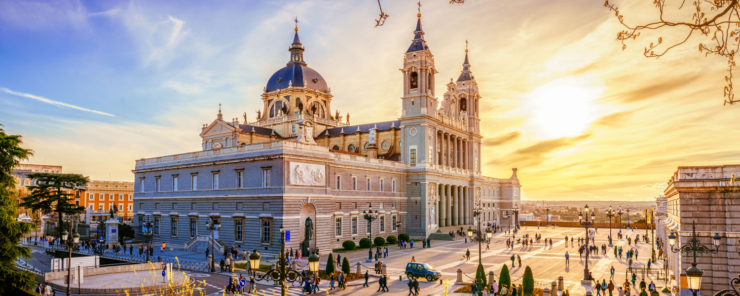 Blick auf die Almudena Kathedrale in Madrid bei Sonnenuntergang in Spanien.
